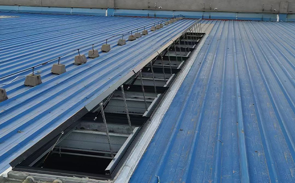 某城市大型商业综合体中庭长安排烟窗工程