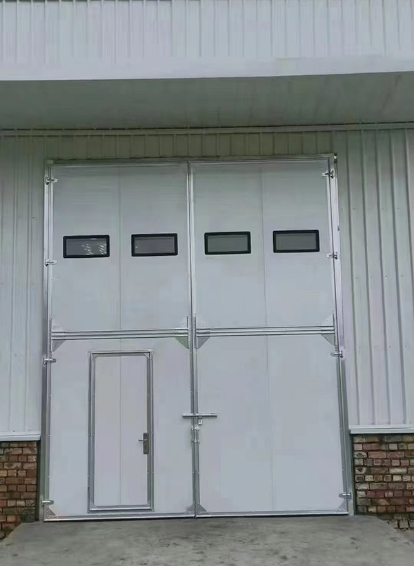 长安工业门在设备装配车间出入口的实施记录